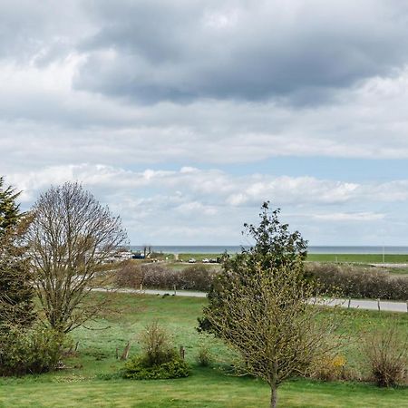 Straendhus Bed&Breakfast Hasselberg  Bagian luar foto